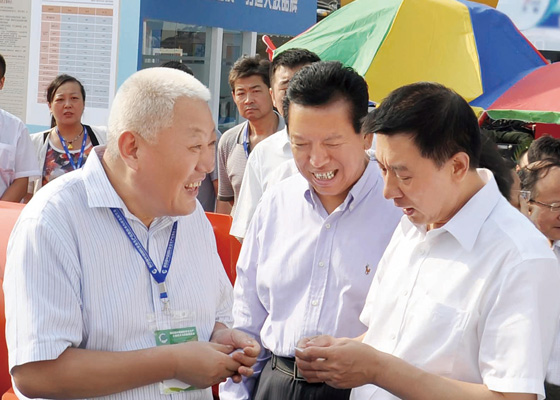 國務委員王勇和國家安監局黨組副書記、副局長王德學在北京中國國際展覽中心專程視察公司產品